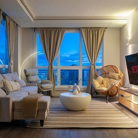 Upscale Penthouse Stay With Mountain & City Views, Free Parking, Bbq Grill, Office Space & More YYC Dış mekan fotoğraf