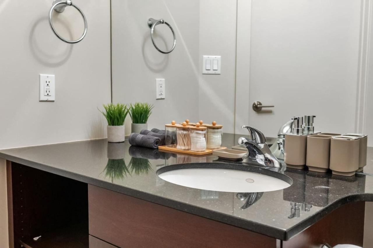 Upscale Penthouse Stay With Mountain & City Views, Free Parking, Bbq Grill, Office Space & More YYC Dış mekan fotoğraf